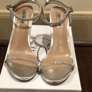 STEVE MADDEN FESTIVE SILVER HEELS